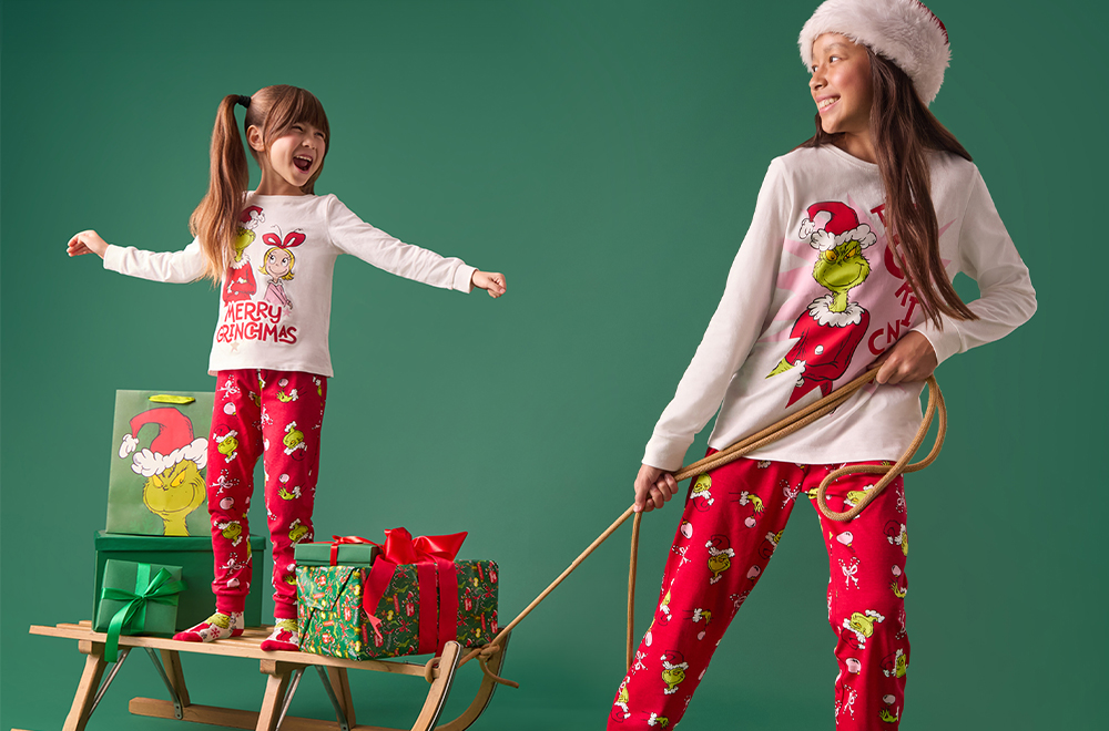Dziewczynki bawiące się w piżamach z motywem Grinch - zdjęcie