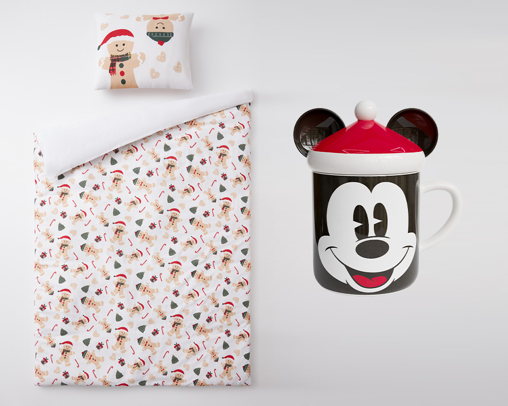 Świąteczna pościel z Pepco na prezent dla dziecka obok Świąteczny kubek na prezent z motywem Myszki Miki