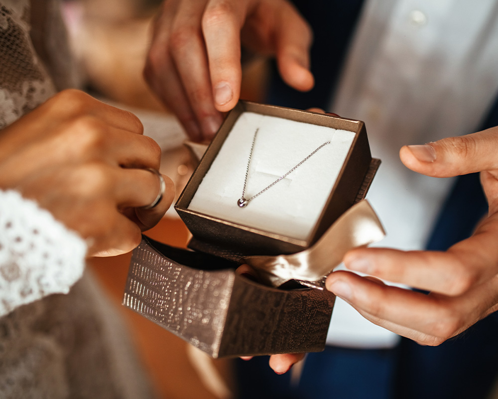 Mężczyzna daje żonie biżuterię na prezent