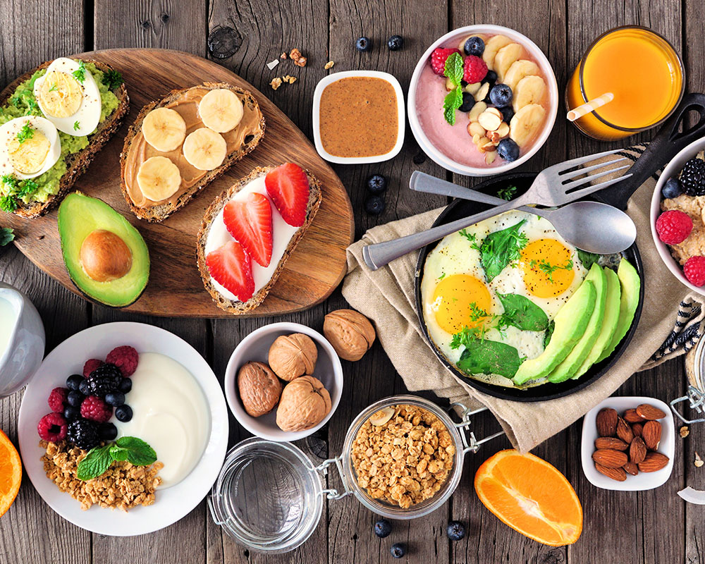 Stół ze zdrowymi produktami: owoce, warzywa, płatki owsiane