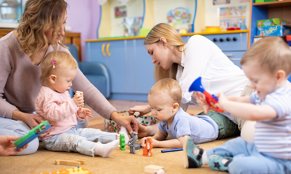 Mamy z dziećmi bawią się zabawkami w duchu Montessori