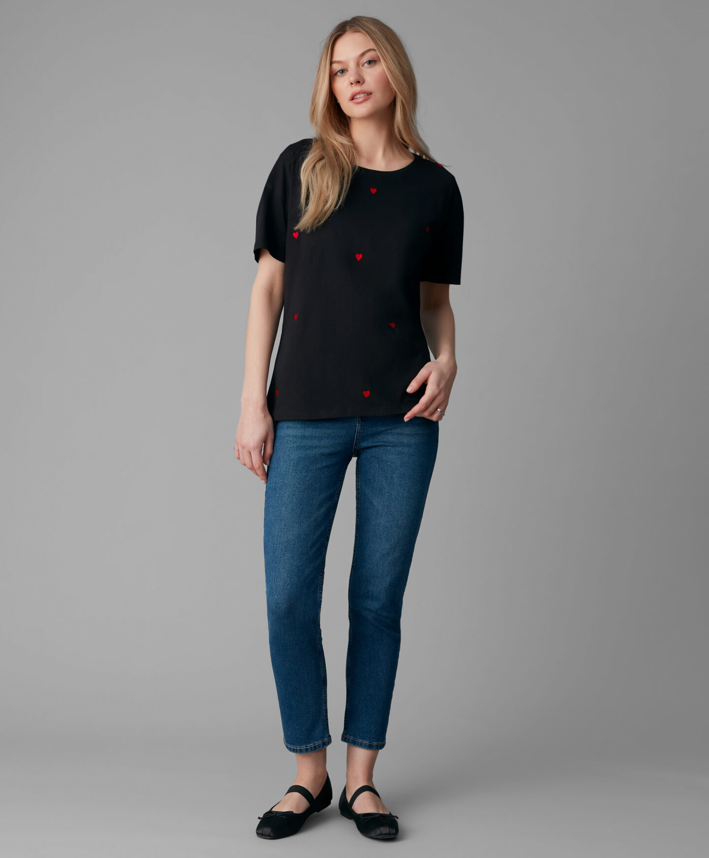 t-shirt nera con cuori da donna