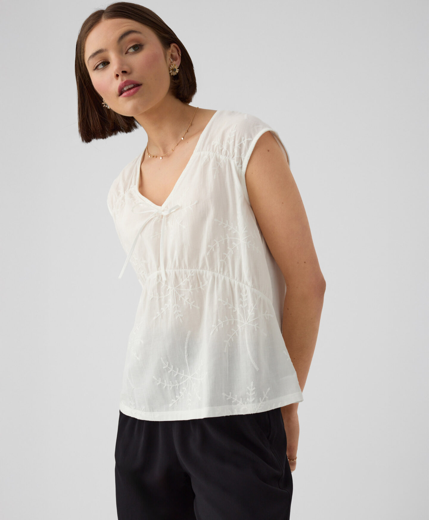 maglia bianca con ricamo da donna