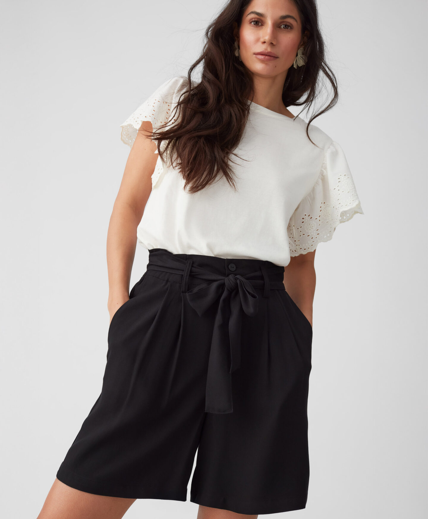 shorts neri con cintura da donna