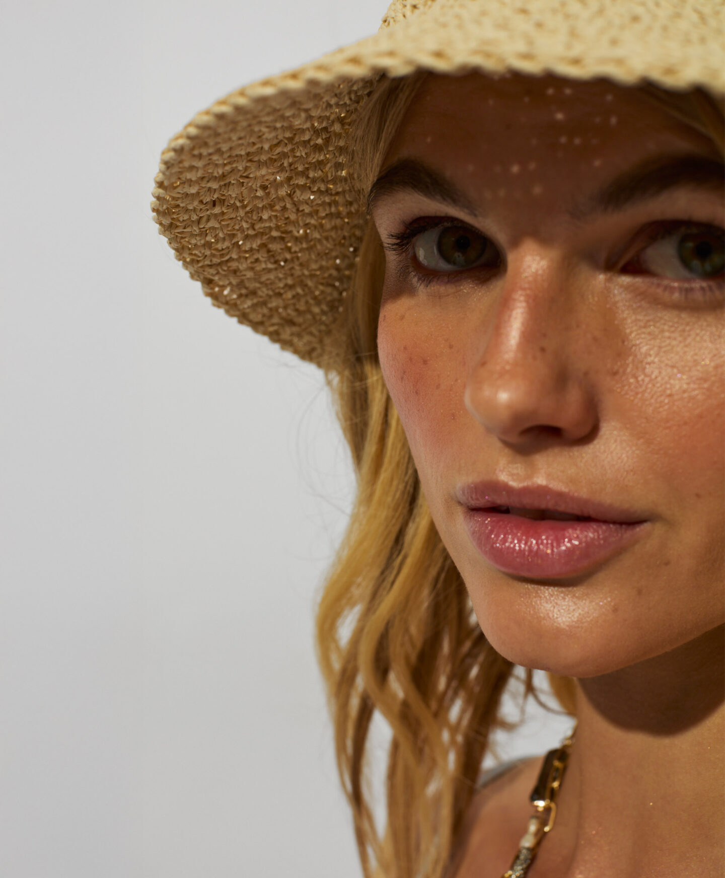 cappellino di paglia beige