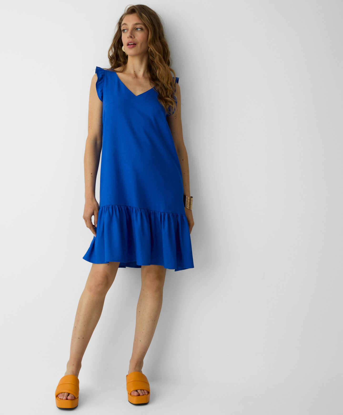 abito blu con volant da donna