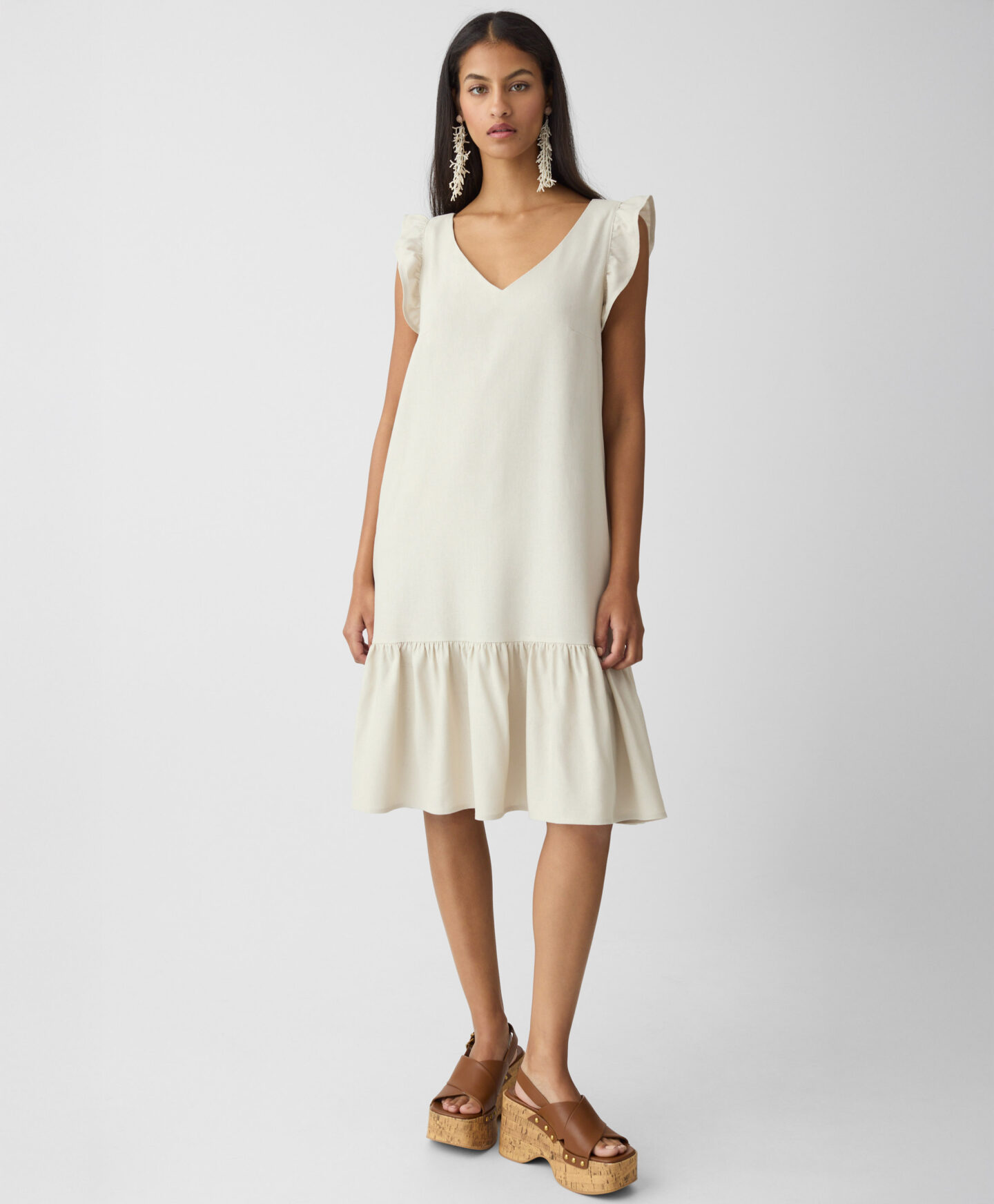 abito beige con volant da donna