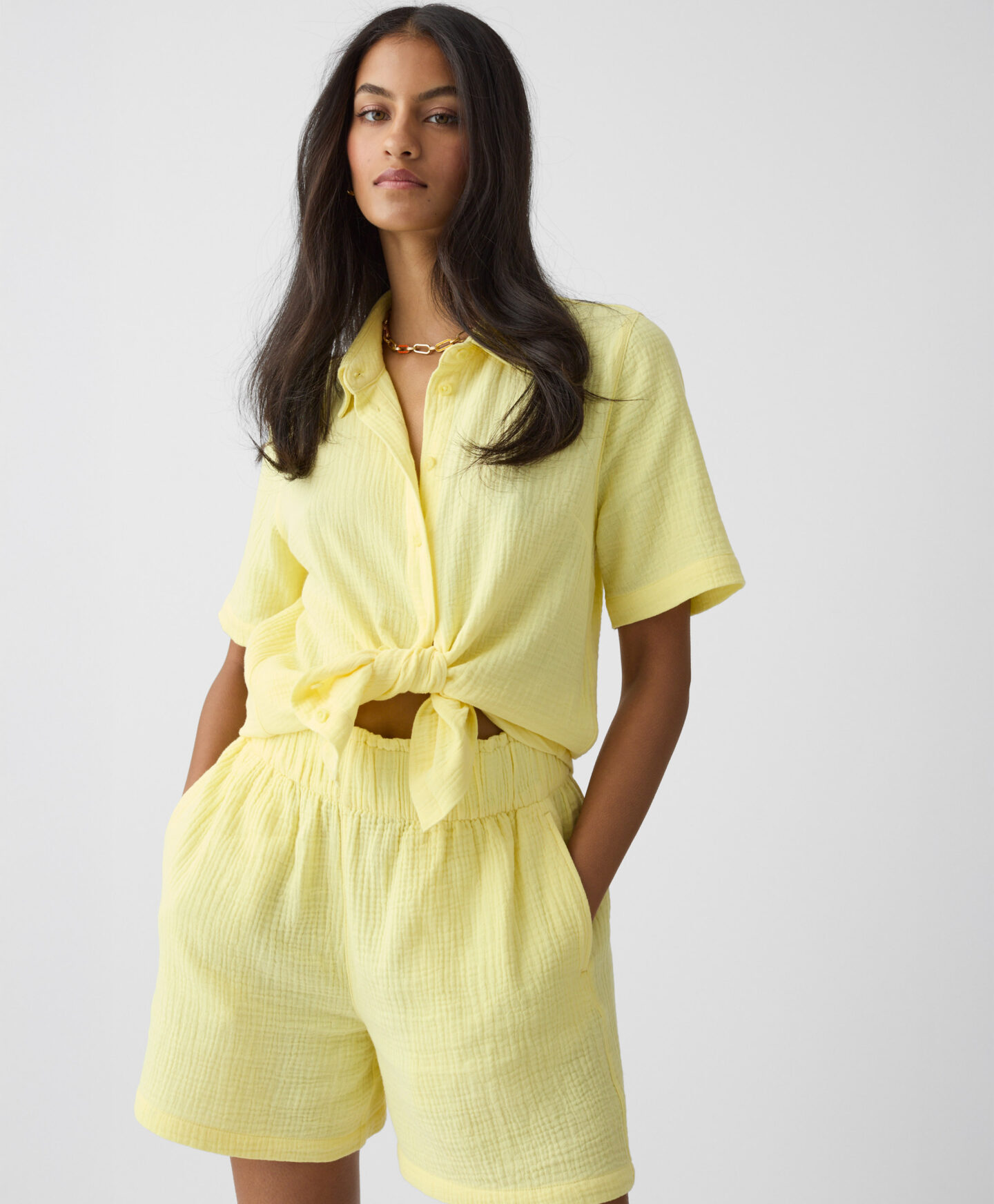 shorts gialli arricciati da donna