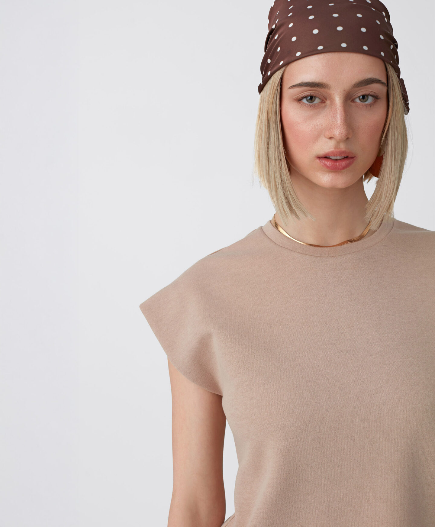 t-shirt beige senza maniche donna