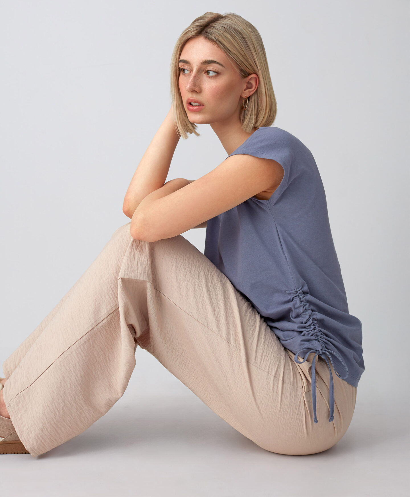 t-shirt grigia con laccetti donna