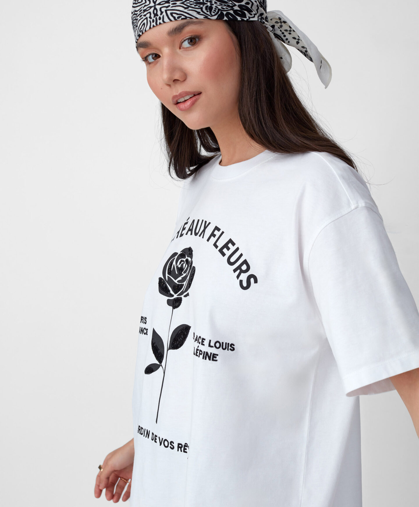 t-shirt bianca con rosa da donna