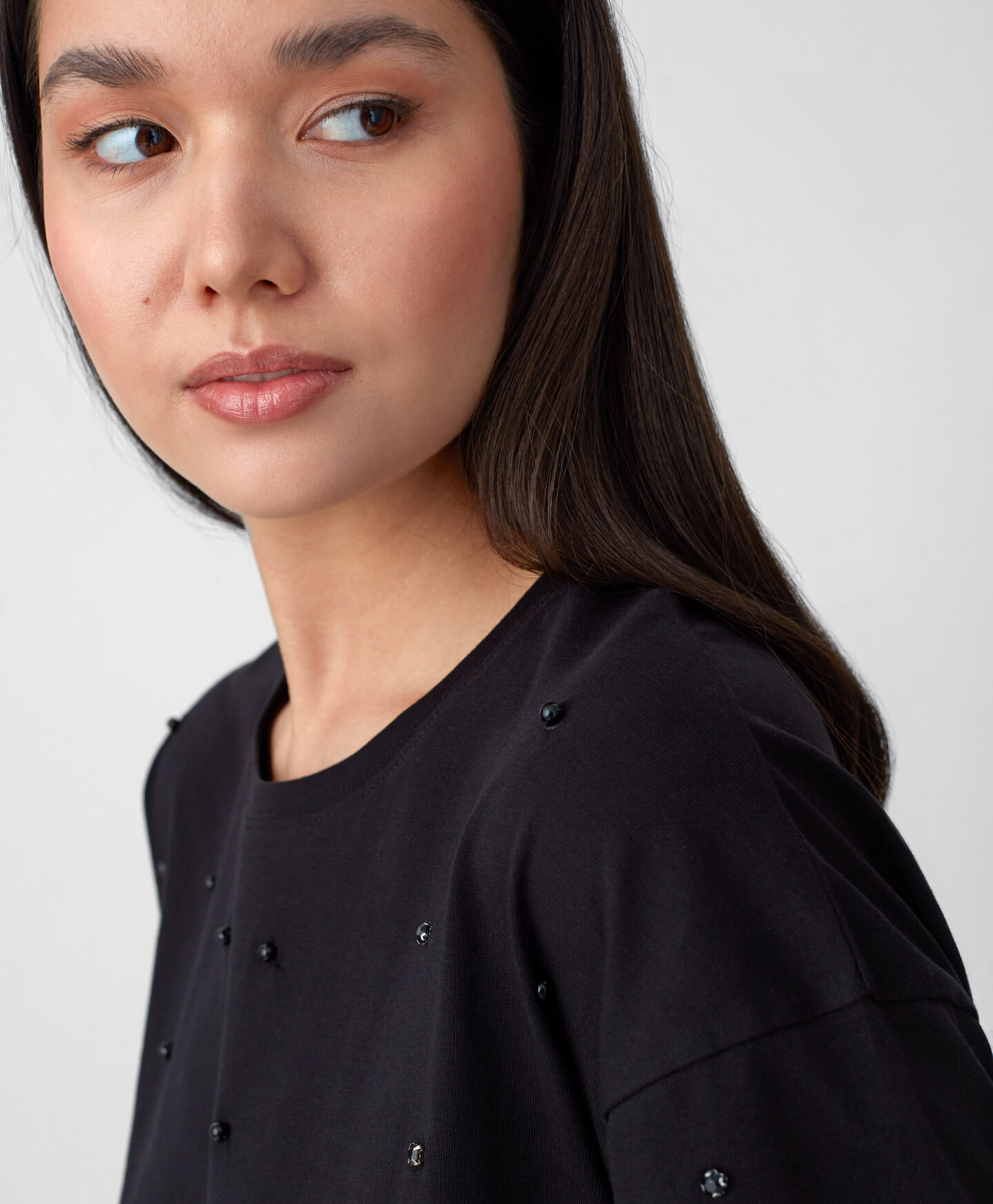 t-shirt nera con perle da donna