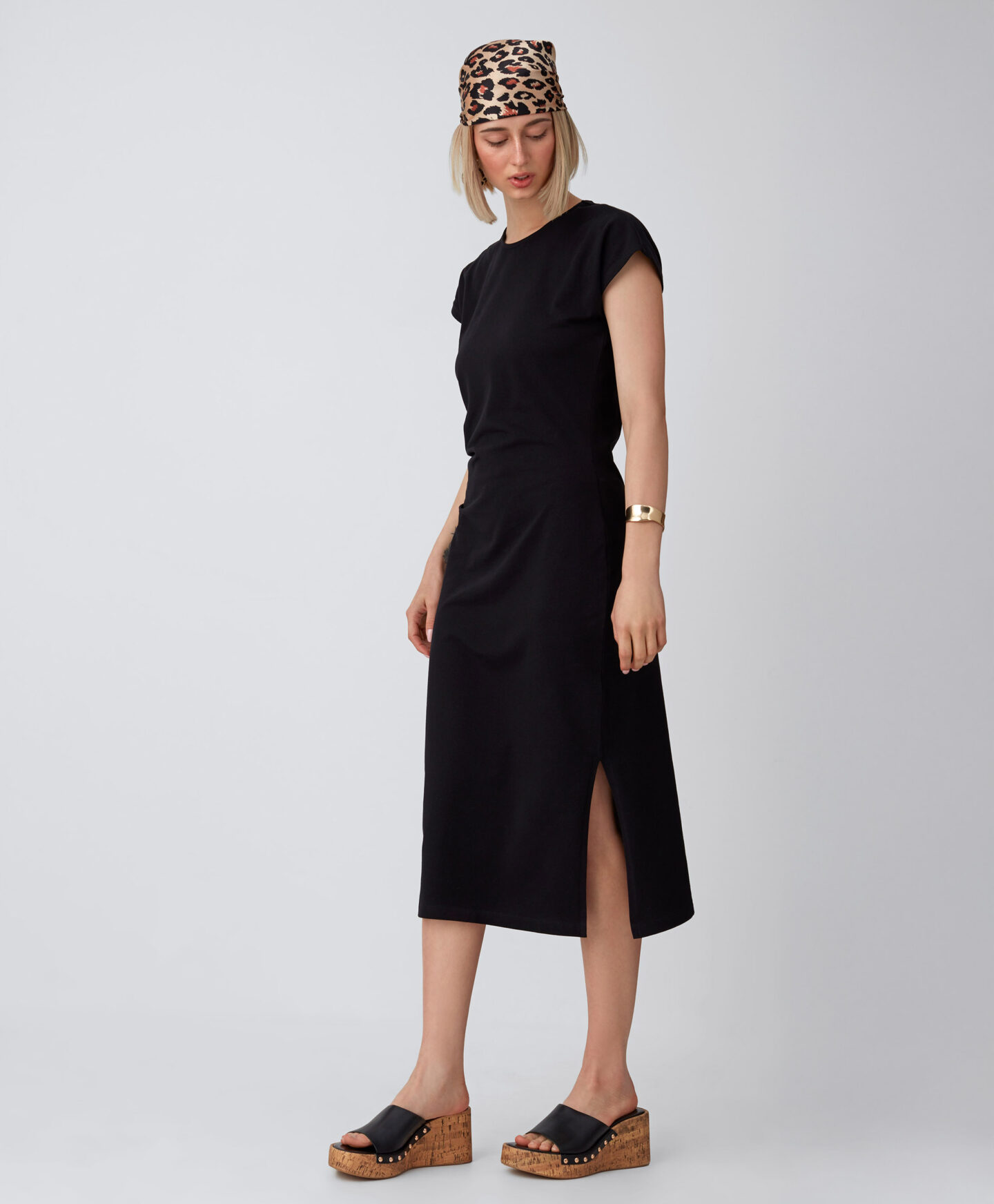 abito nero in maglia da donna