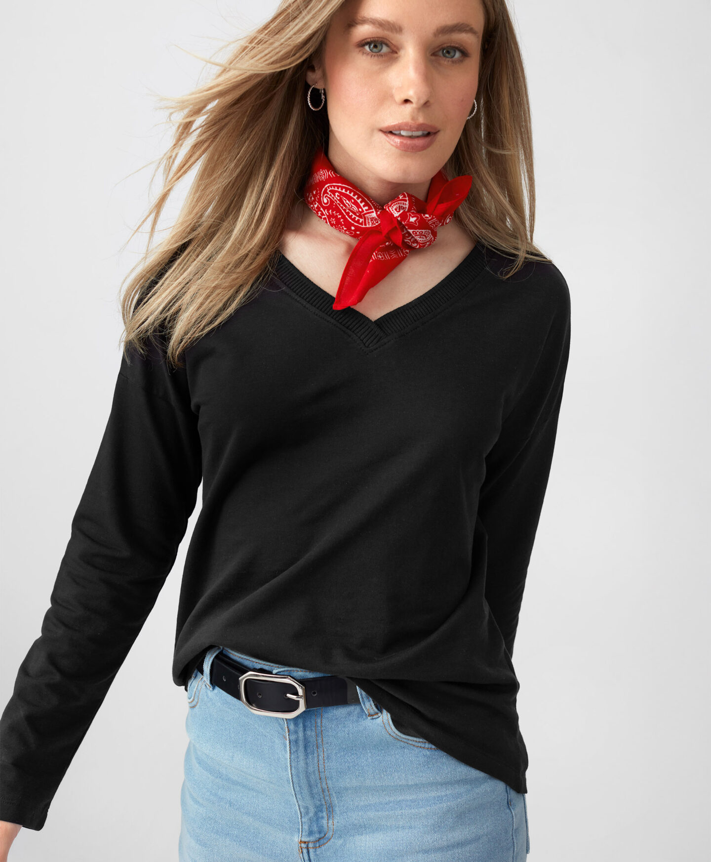 maglia nera scollo a v da donna