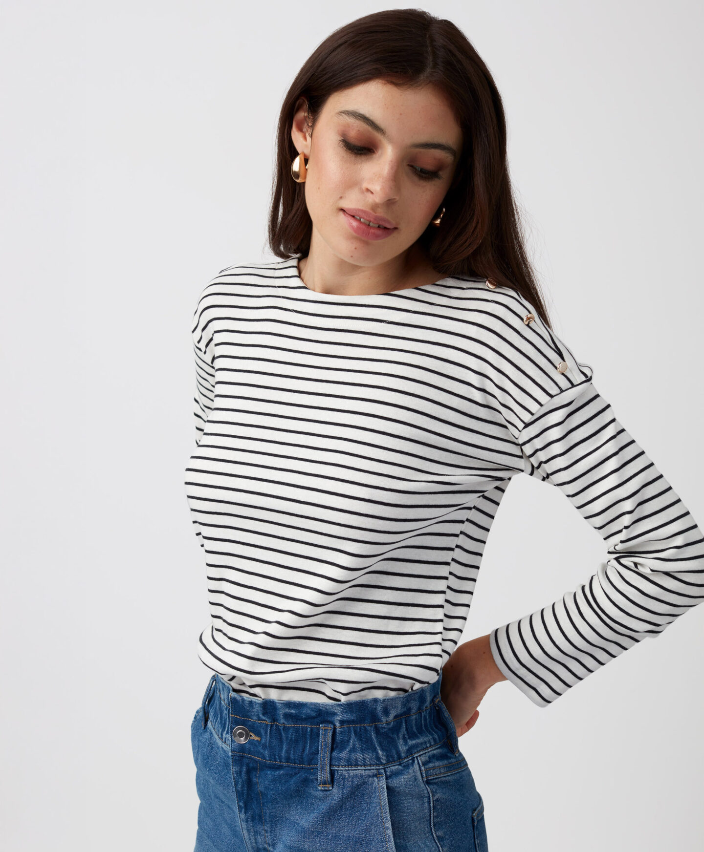 maglia grigia a righe da donna