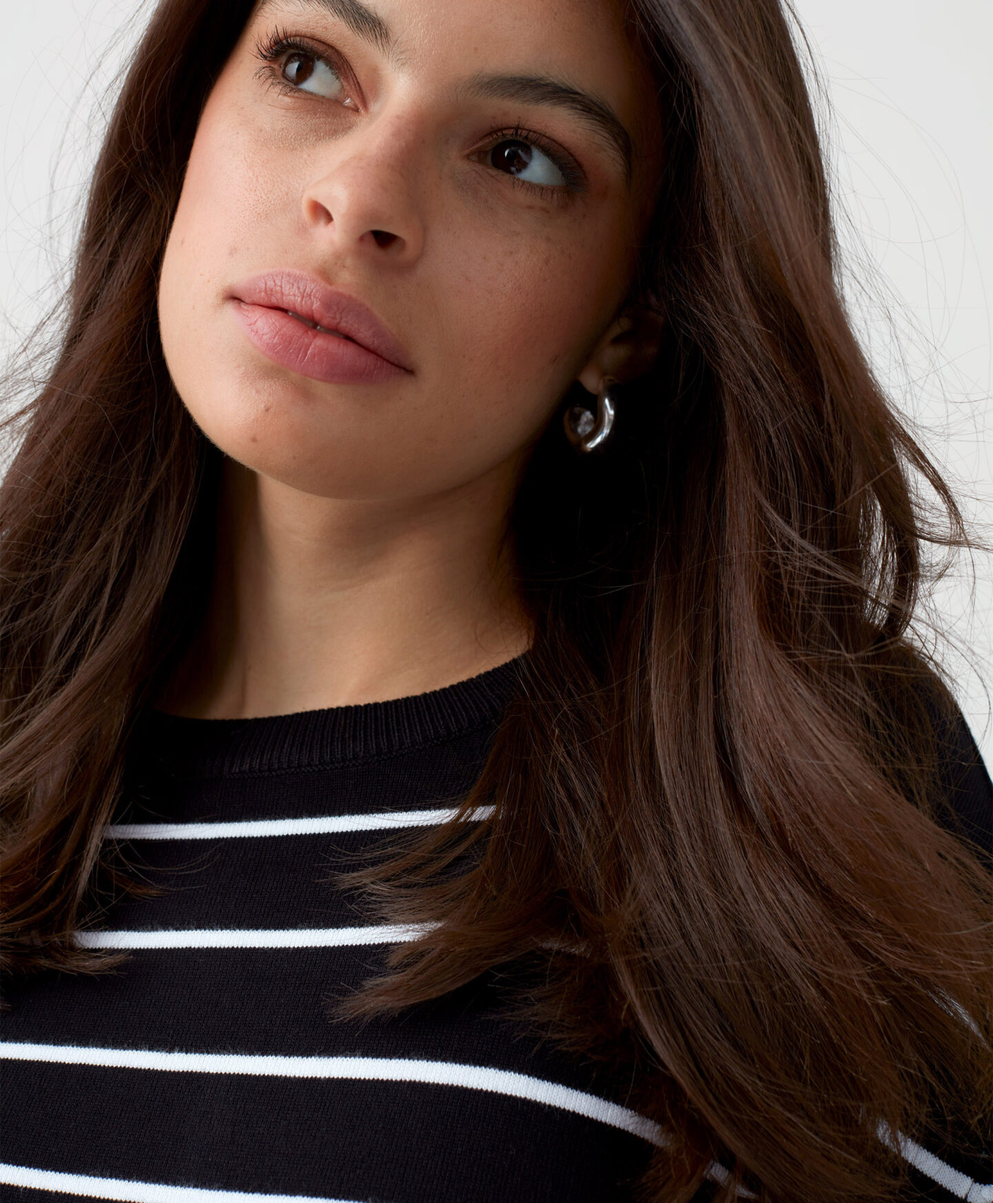 maglione nero a righe da donna