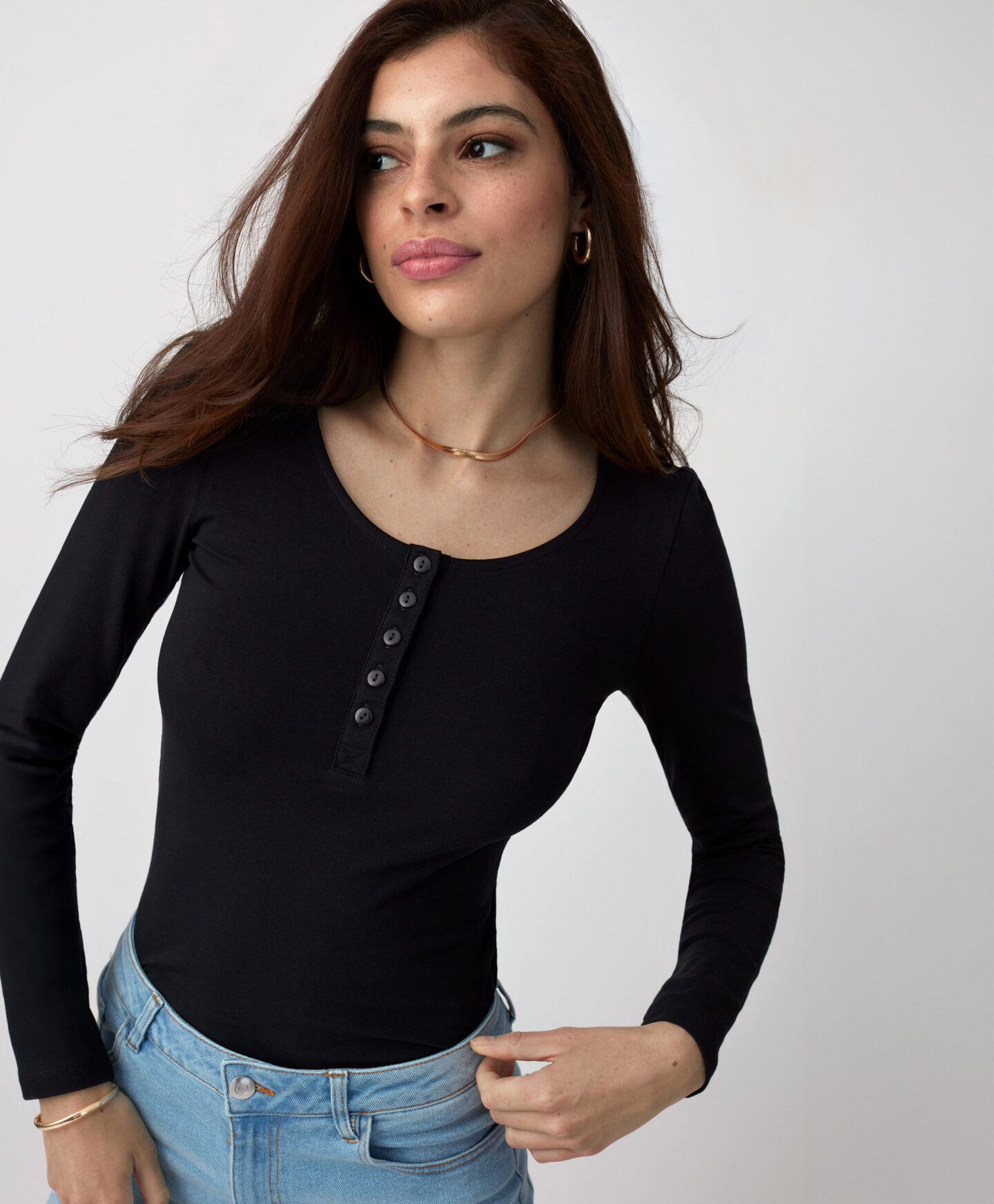 maglia nera da donna con bottoni
