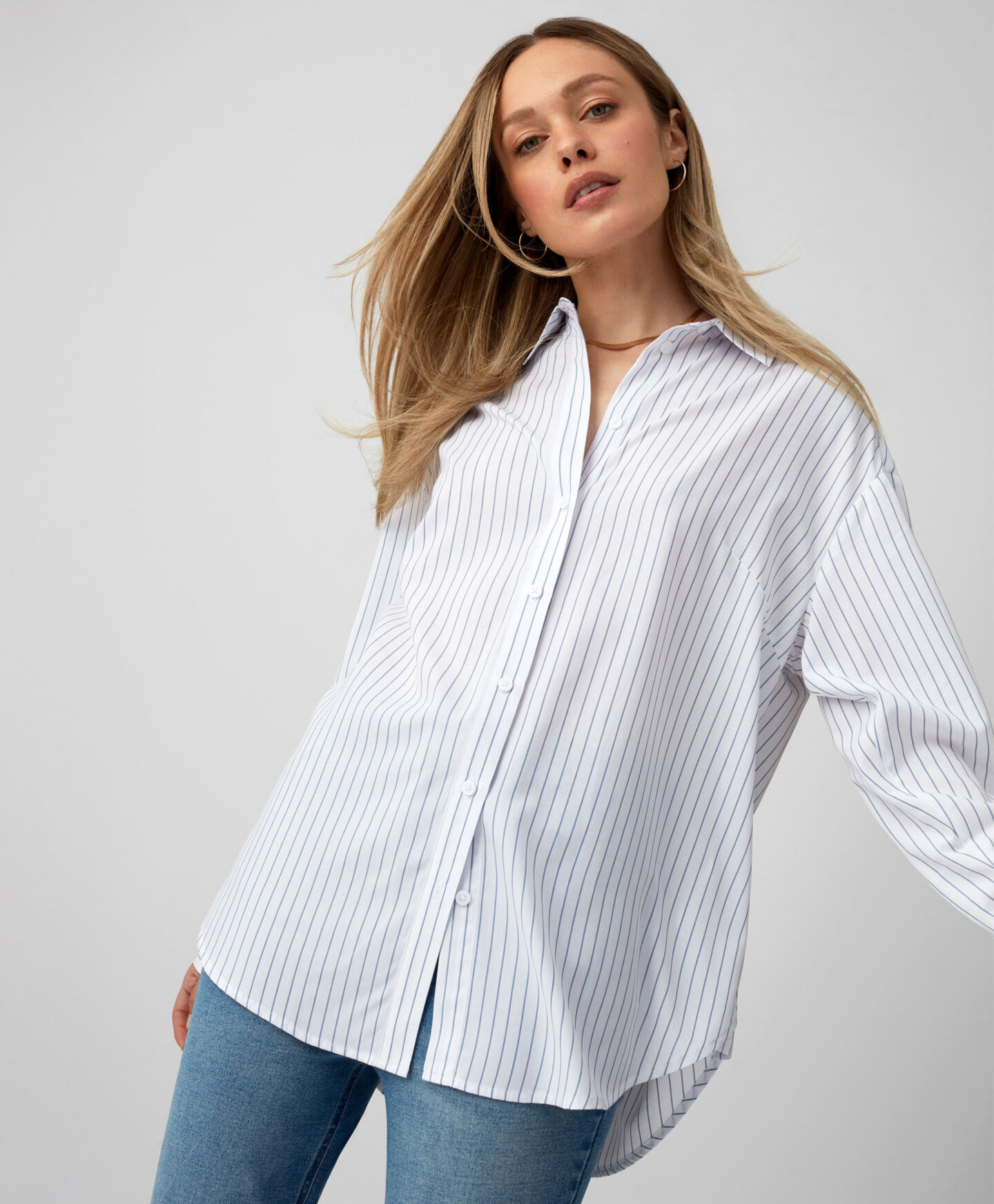 camicia grigia a righe da donna