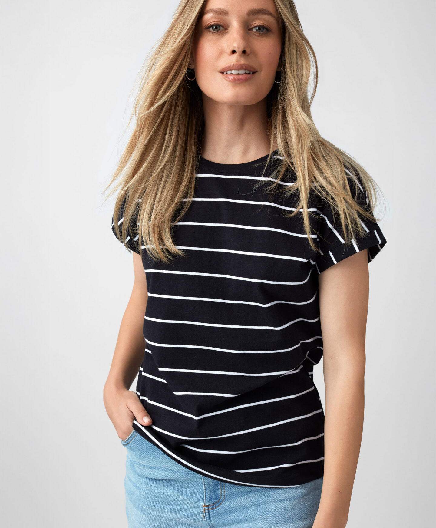 t-shirt nera a righe da donna