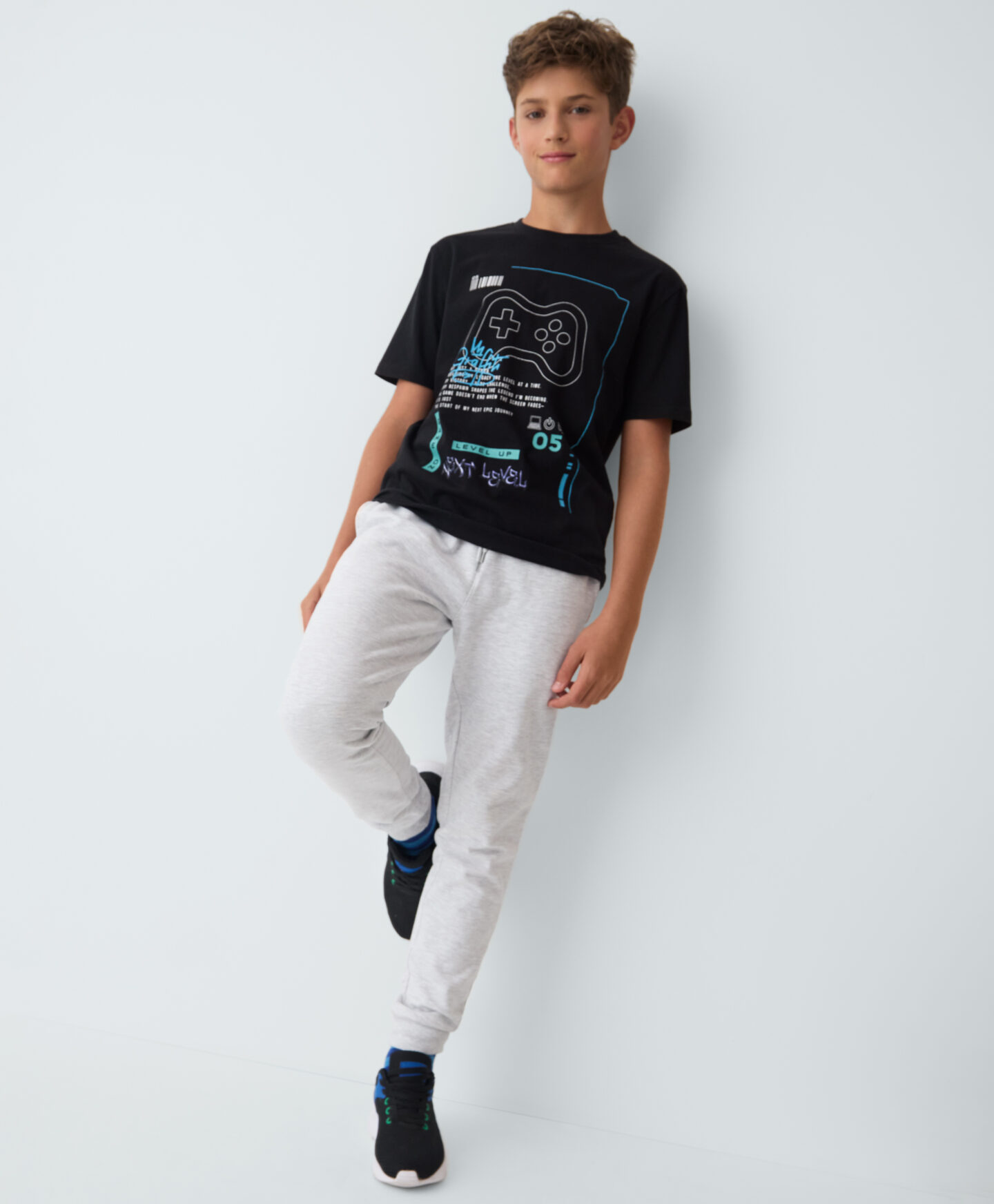t-shirt nera con stampa ragazzo