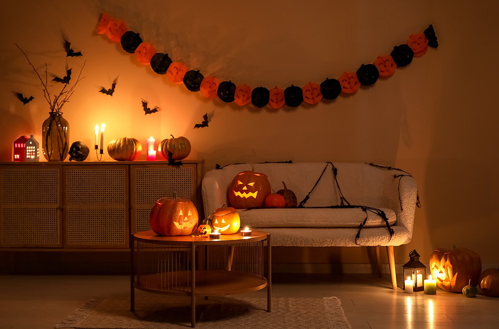 Salon z lampionami z dyni i ozdobami Halloween - zdjęcie.