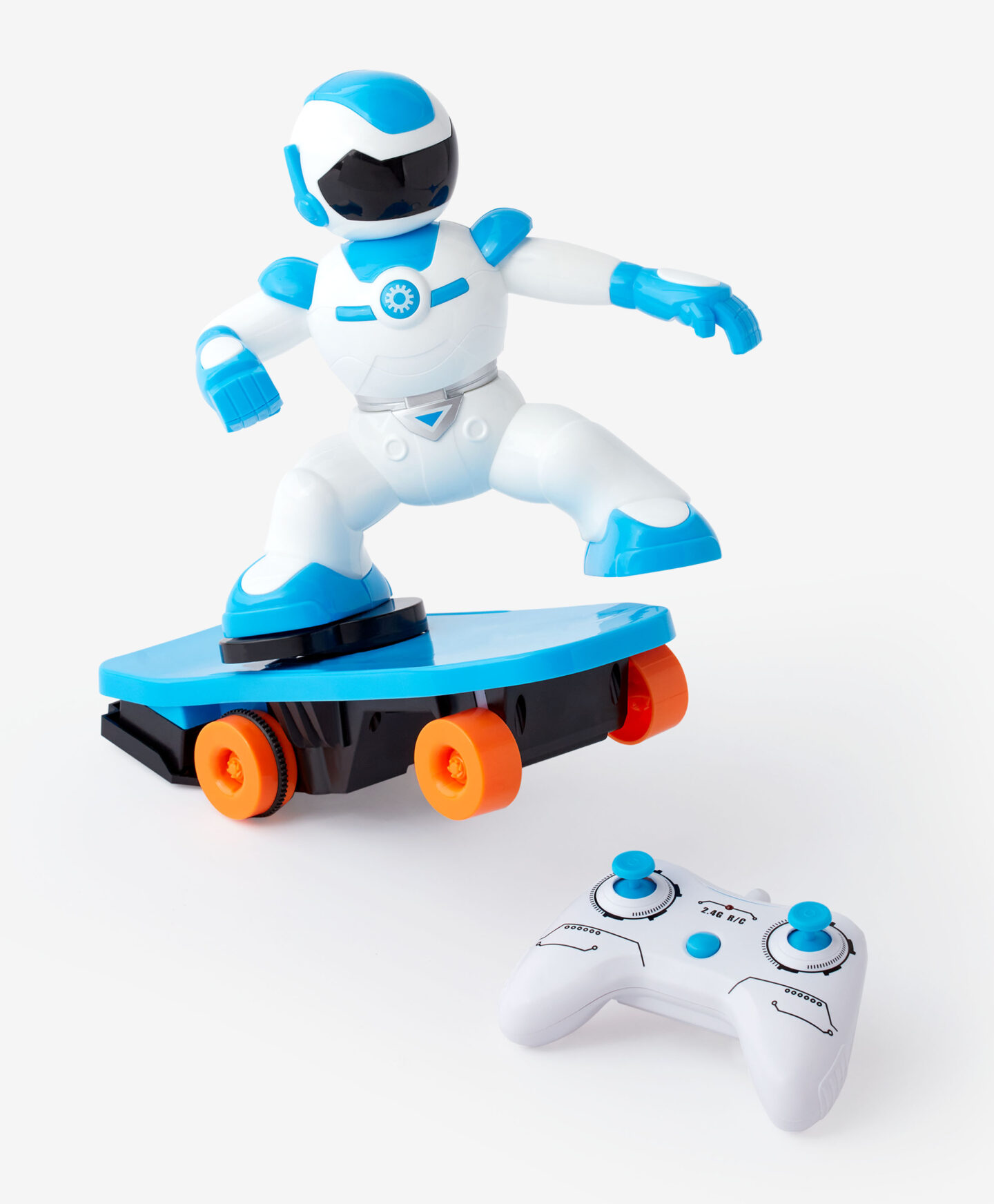 robot giocattolo con skateboard