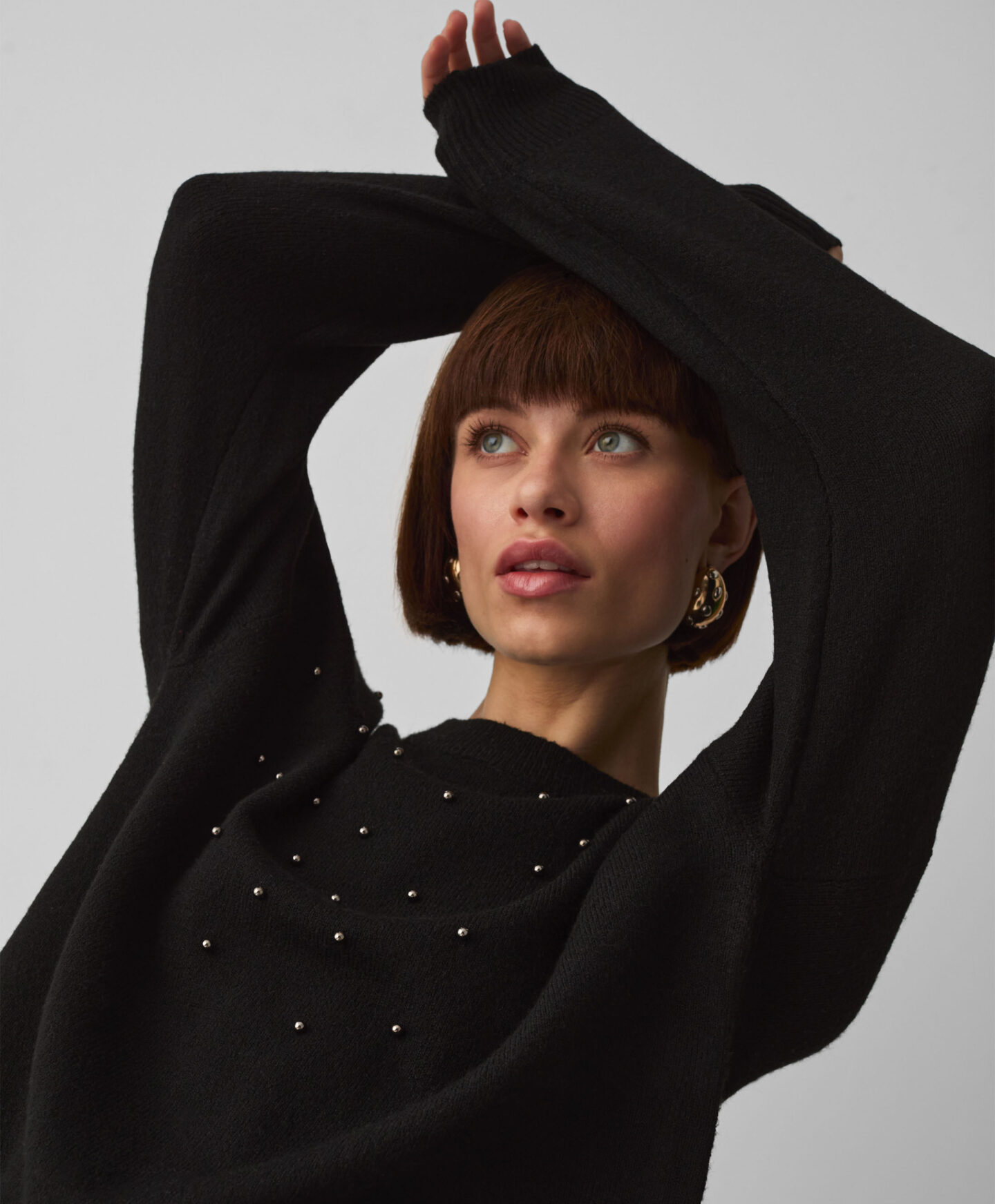 maglione nero con perle da donna