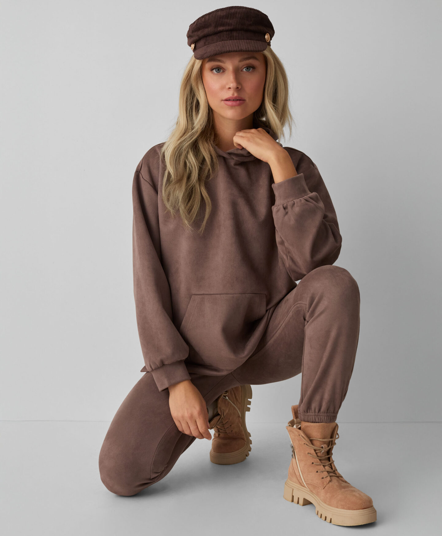 tuta marrone scamosciata da donna