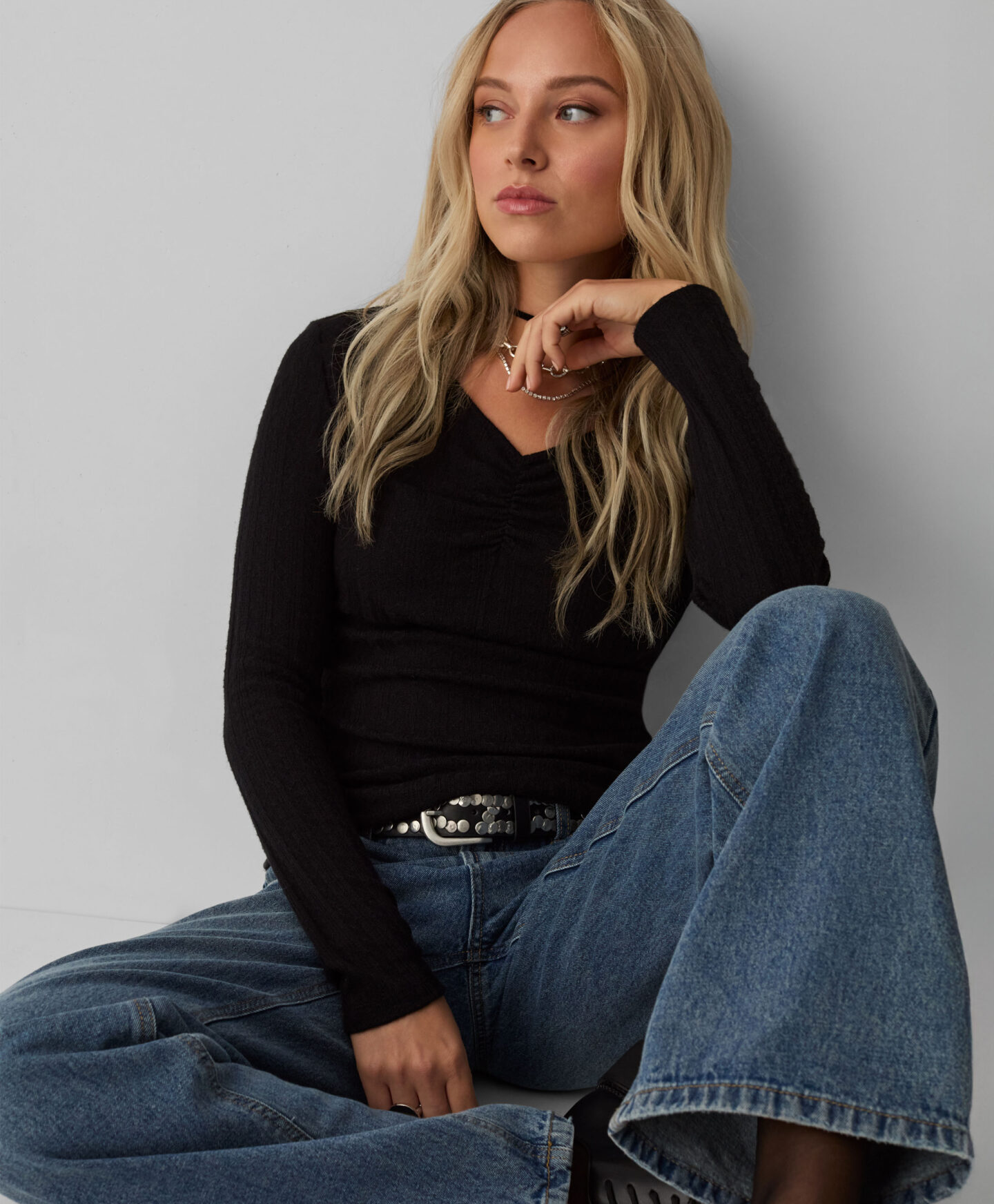 maglia nera arricciata da donna