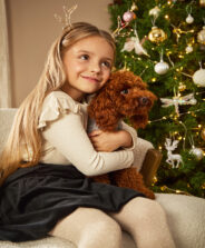 Sweter dziewczęcy z falbankami