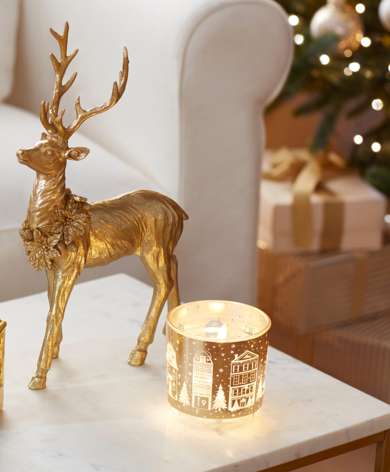 Jeleń z wieńcem i złotymi akcentami