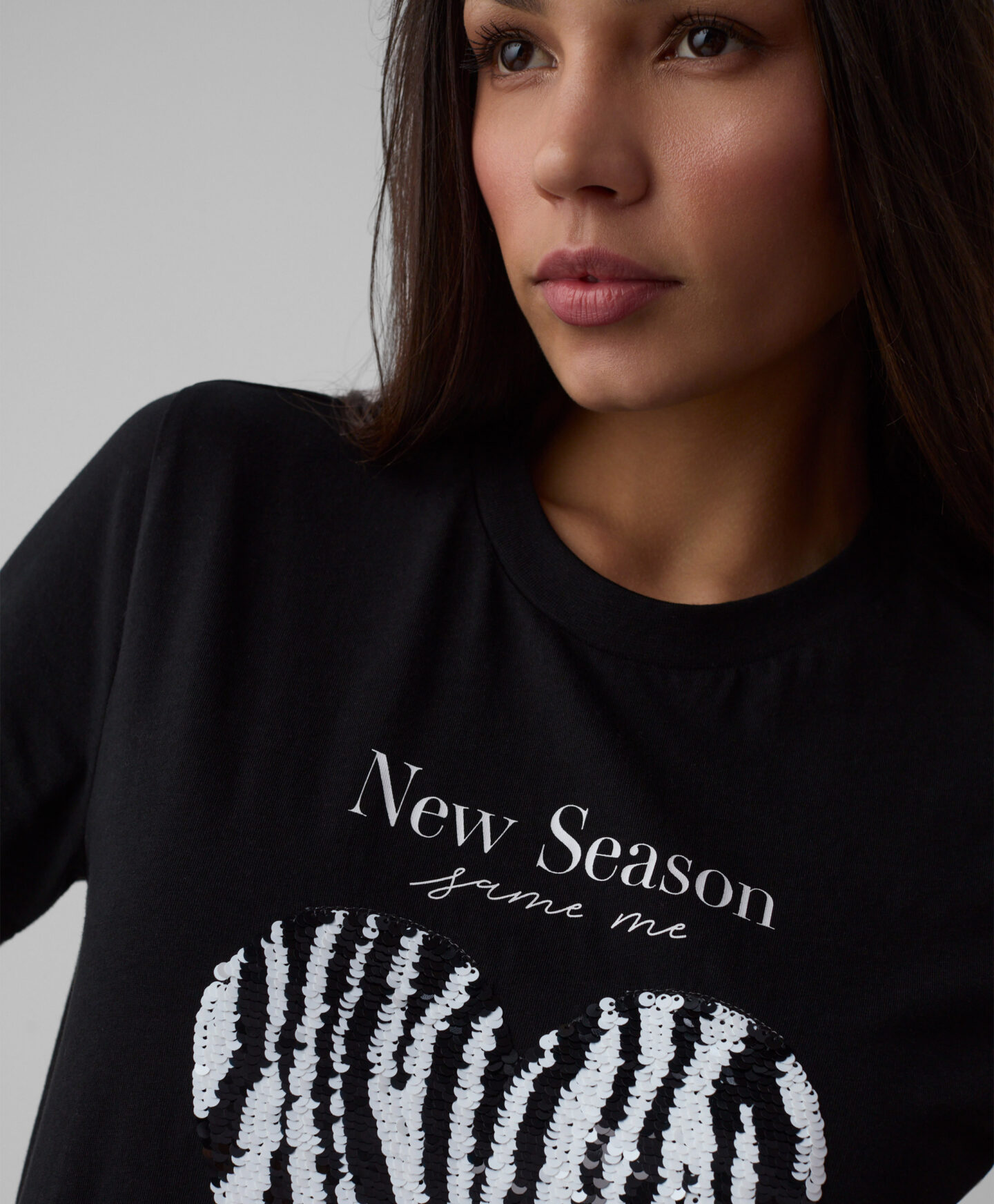 t-shirt nera con cuore da donna