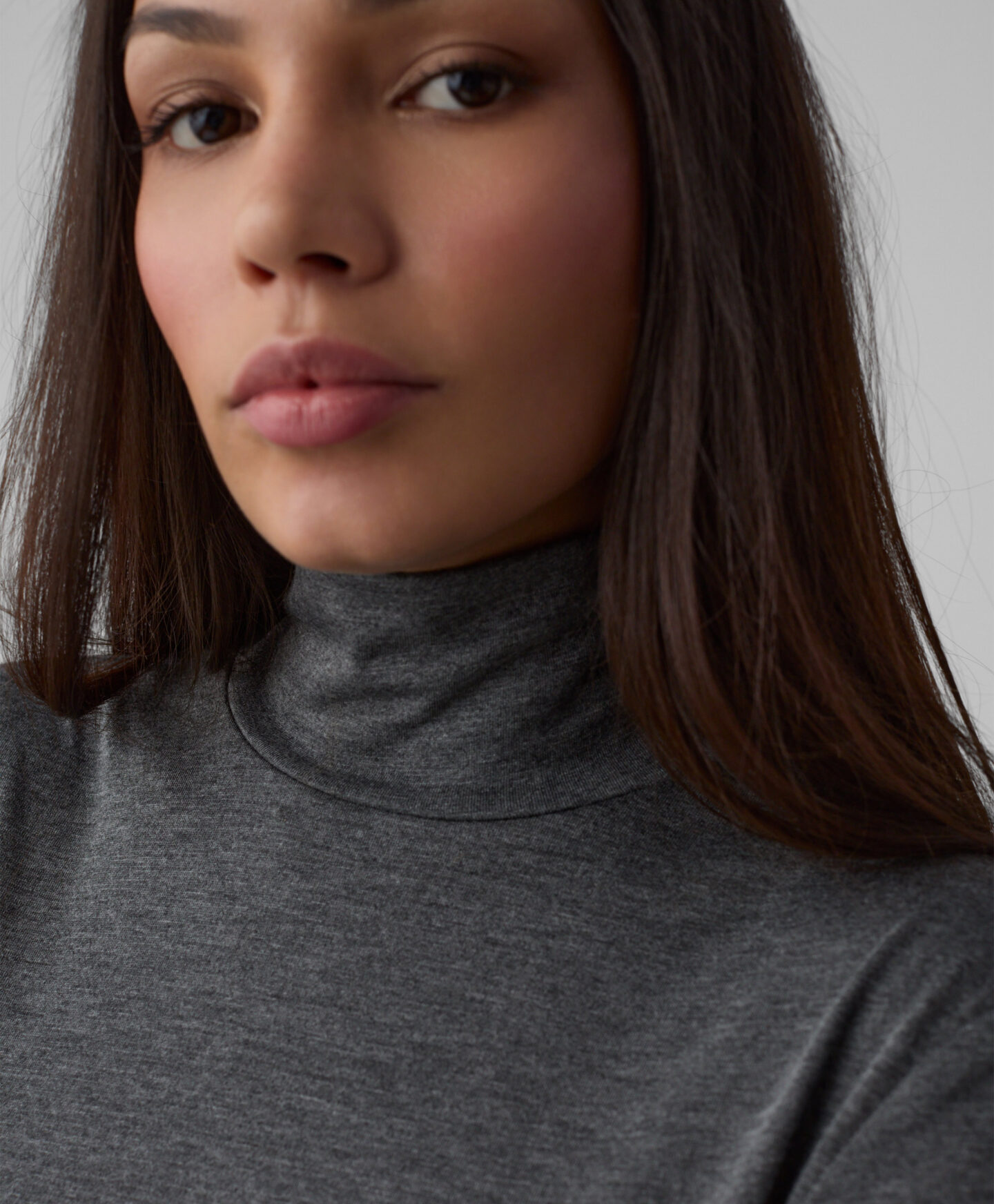 maglia grigia dolcevita da donna