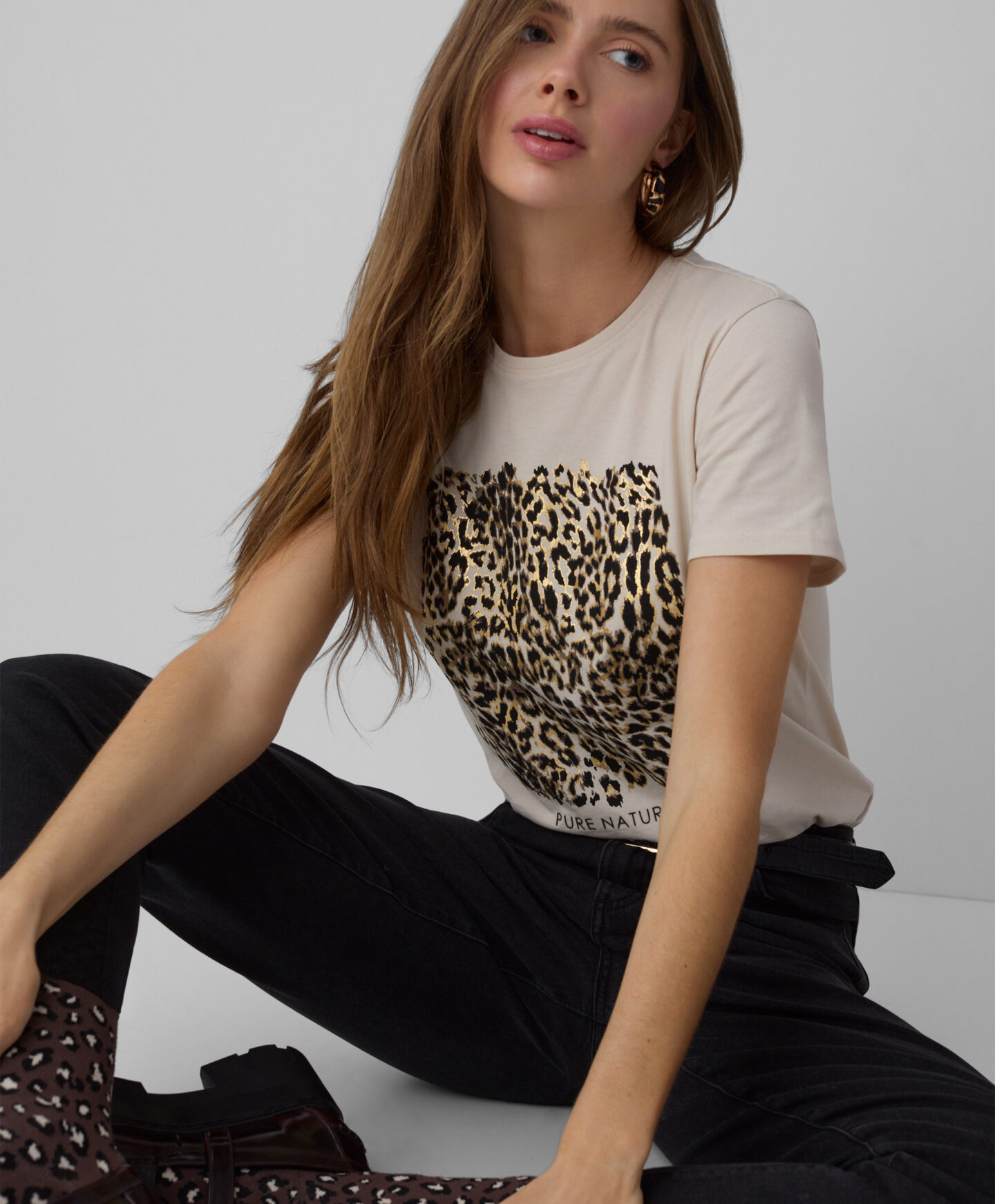 t-shirt beige con stampa da donna