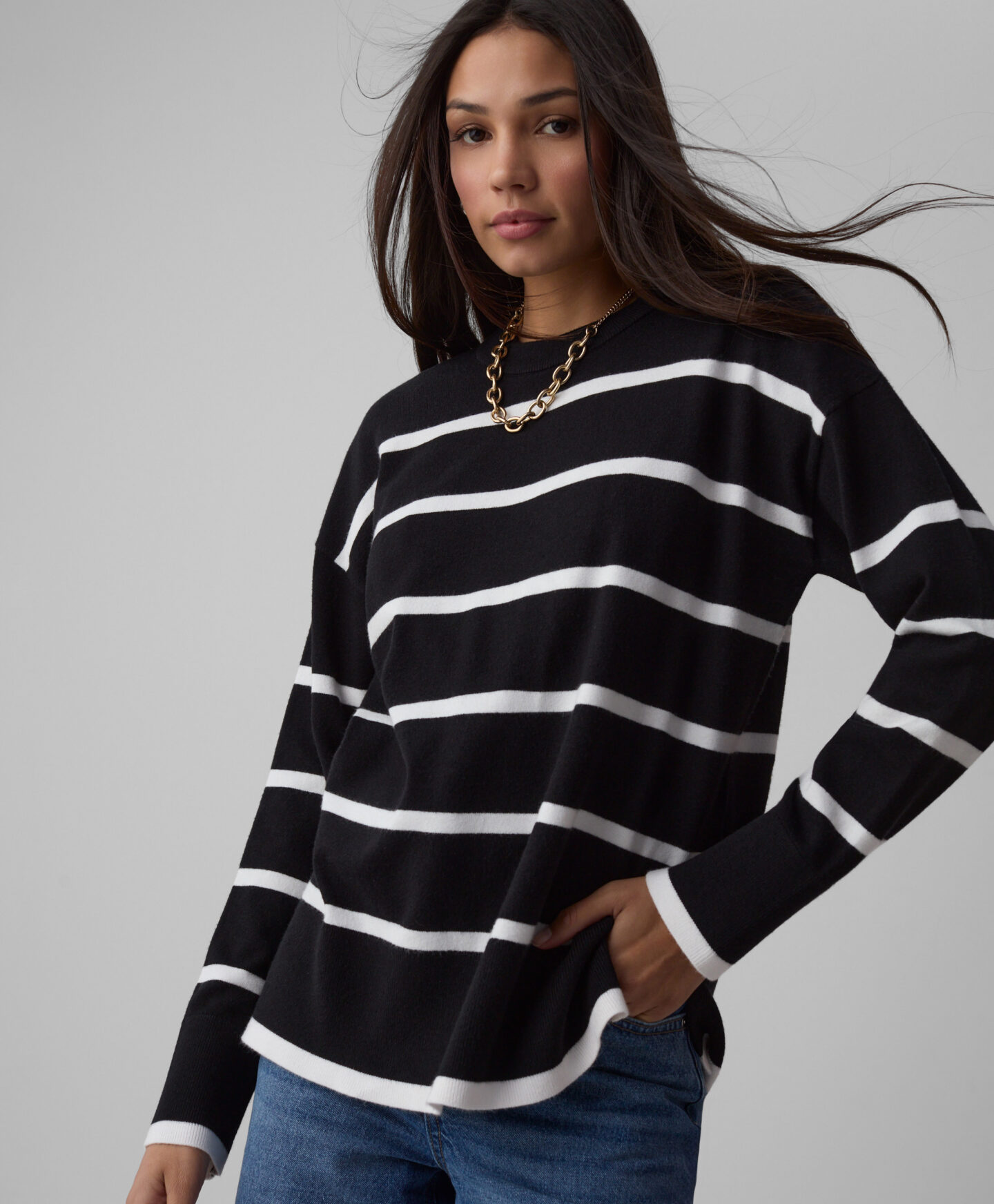 maglione nero a righe da donna