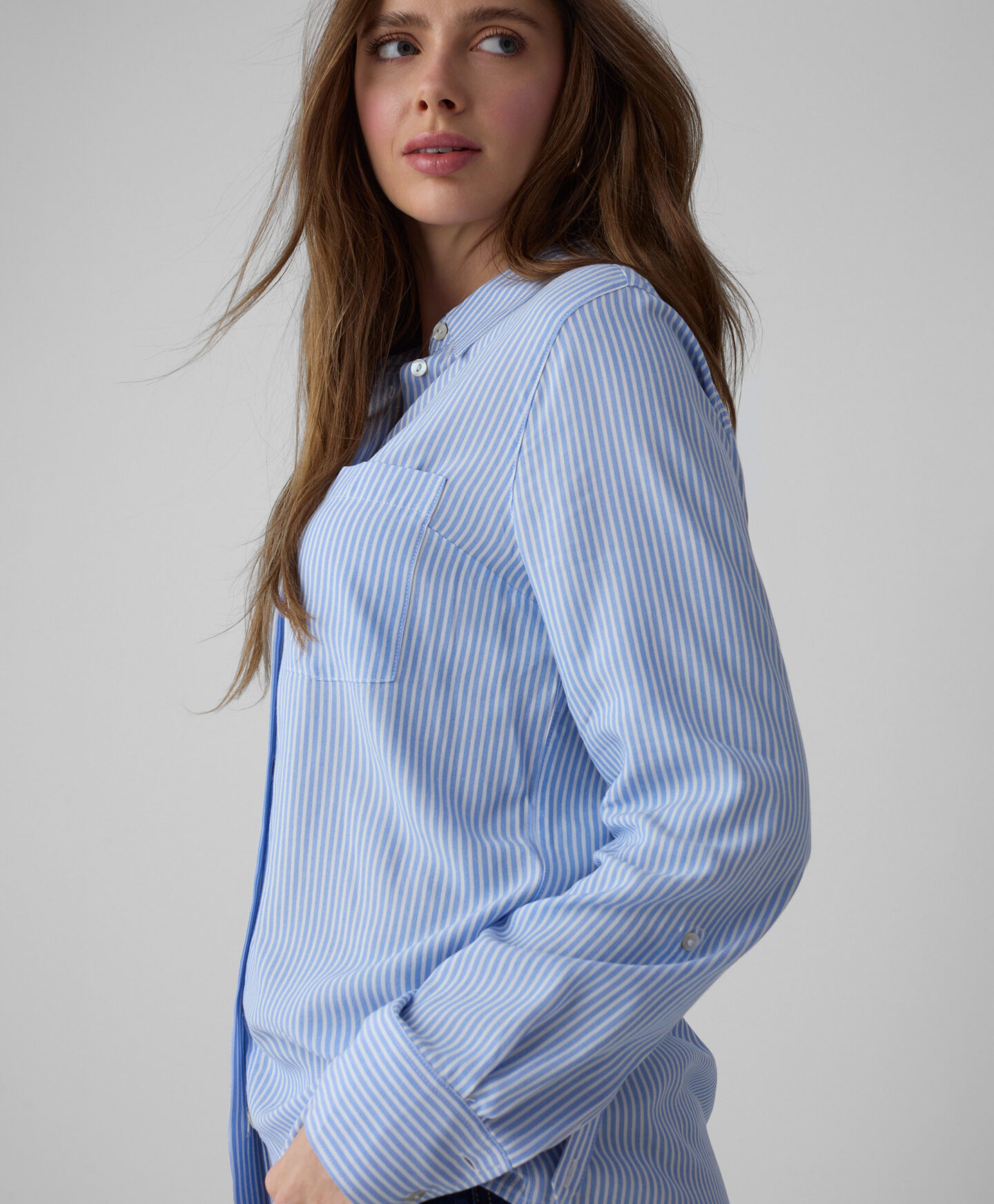 camicia azzurra a righe da donna