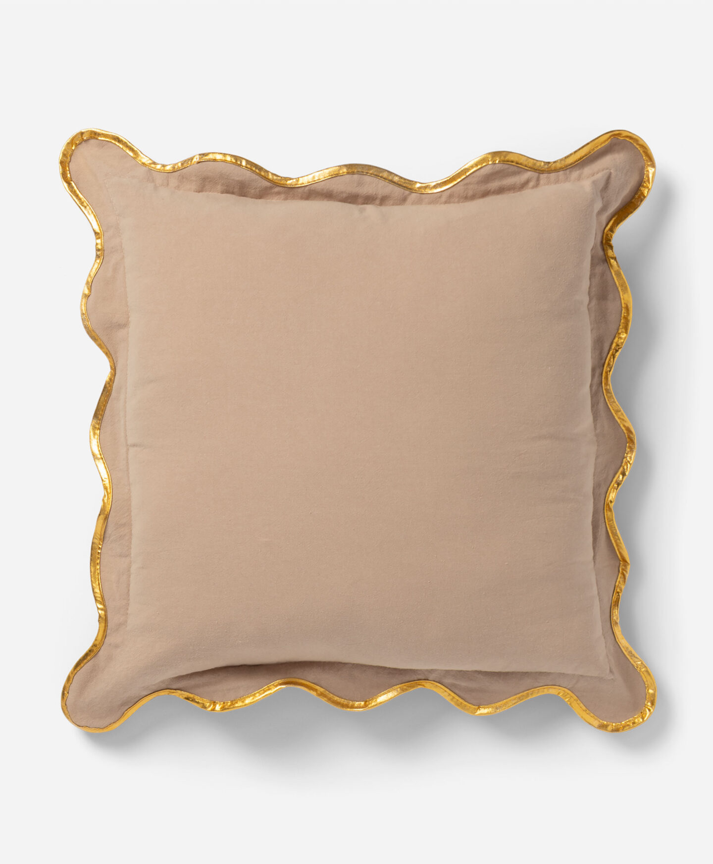 cuscino rosa con volant dorati