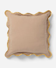 Poduszka ze złotą falbaną