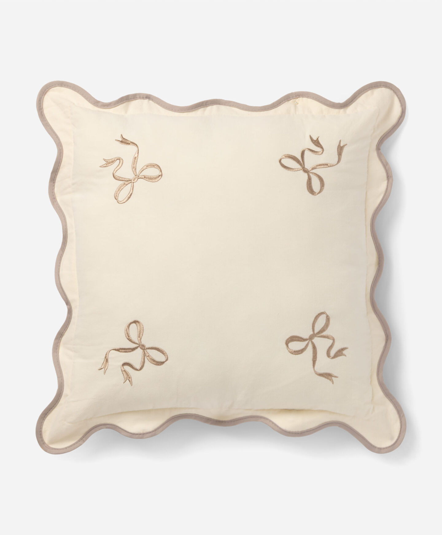 cuscino con fiocchi ricamati