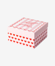 scatola con cuori rossi