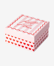 scatola grande con cuori rossi