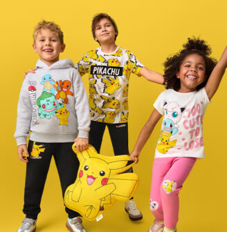 Dzieci w ubraniach z motywem Pokemon