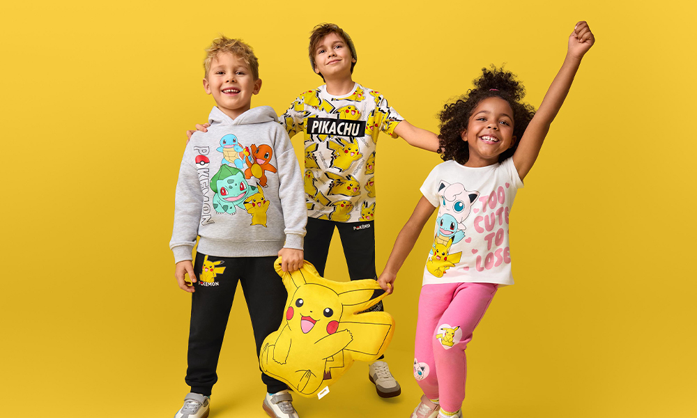 Dzieci w ubraniach z motywem Pokemon