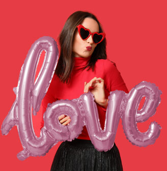 Kobieta trzymająca balon z napisem "love"