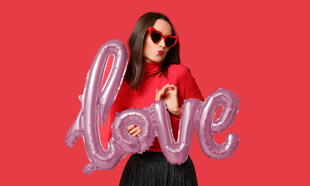 Kobieta trzymająca balon z napisem "love"